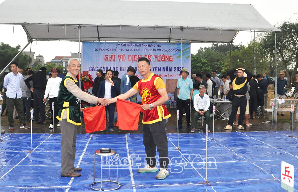 Đại diện 2 đội thi đấu tại bàn mở rộng ngoài trời (cờ bỏi).