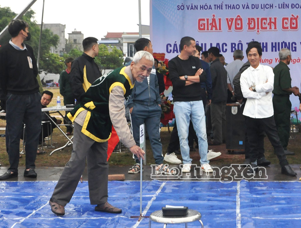 Vận động viên tính toán nước cờ trong trận đấu ngoài trời.