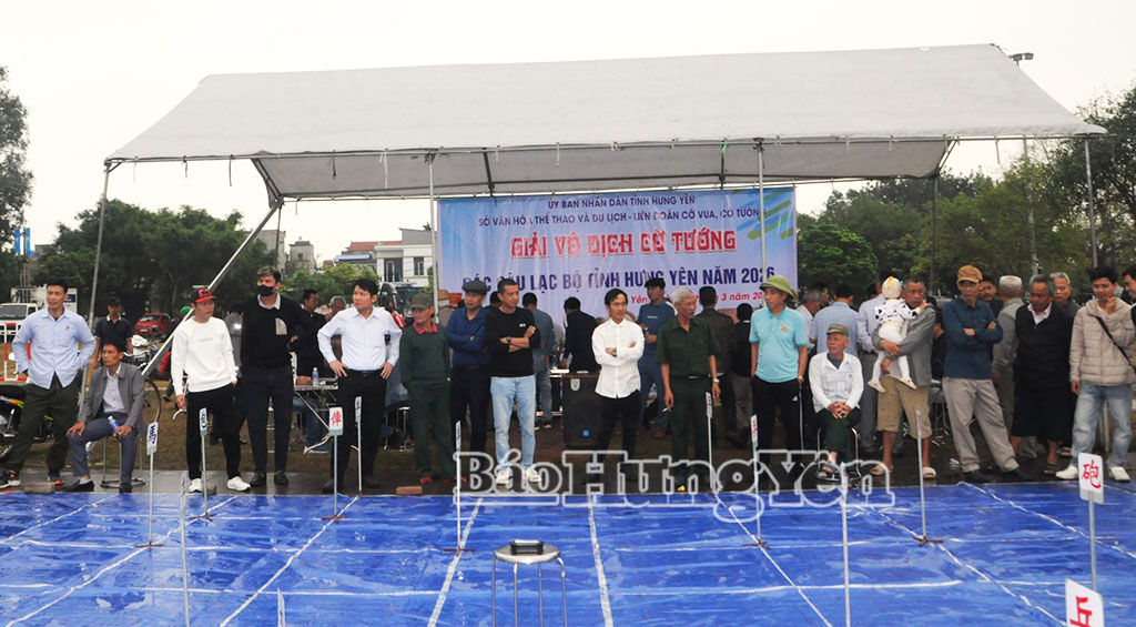 Giải đấu thu hút đông đảo người dân và du khách đến cổ vũ. 