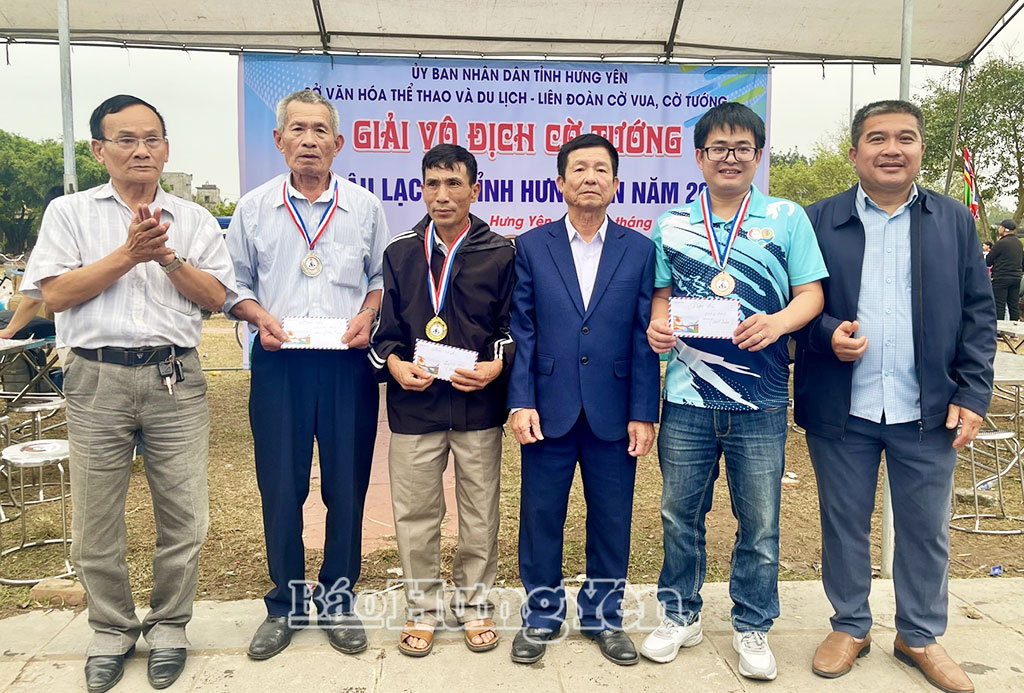 Ban tổ chức trao huy chương cho các đội đoạt giải. 