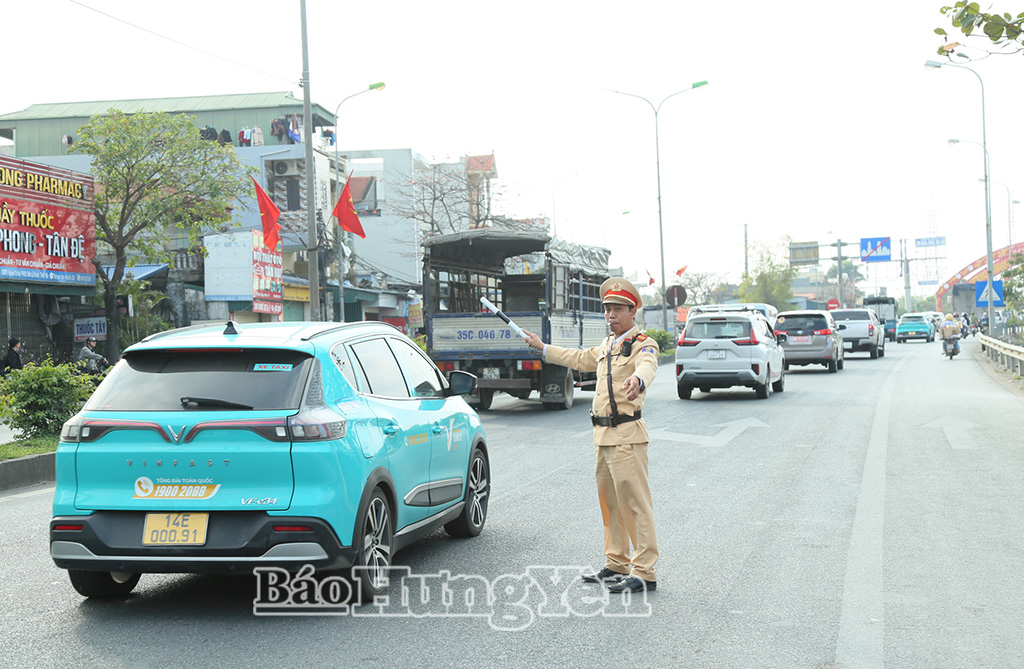 Cán bộ, chiến sĩ Đội Cảnh sát giao thông đường bộ số 3 phân luồng, điều tiết giao thông trên quốc lộ 10, khu vực cầu Tân Đệ.
