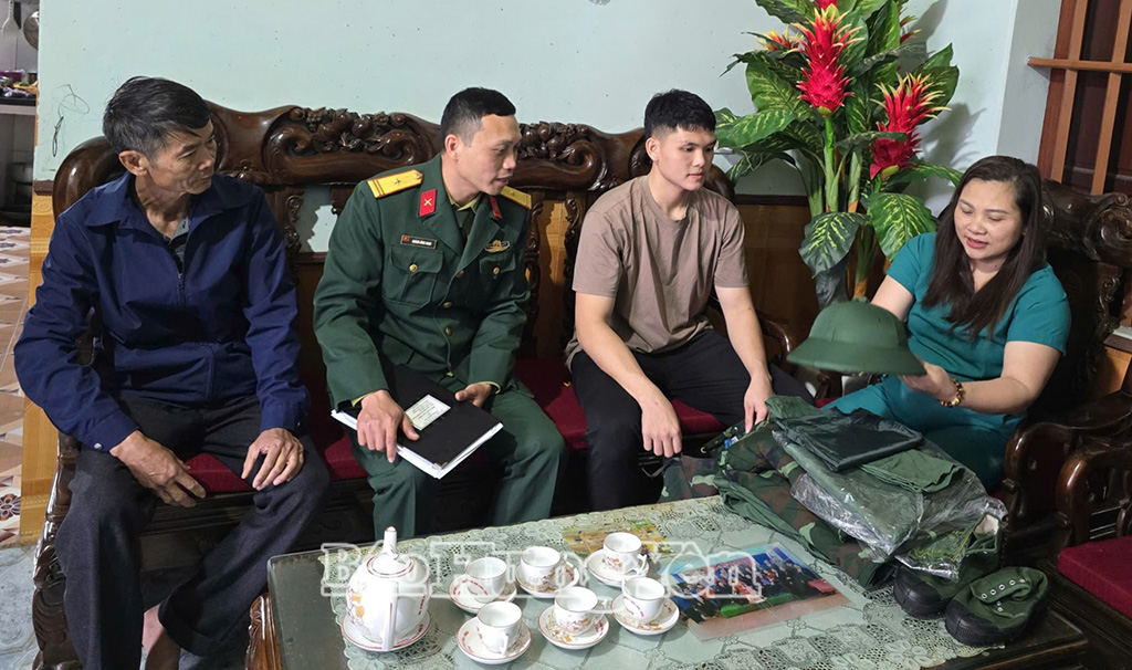 Thanh niên xã Đại Đồng chuẩn bị quân trang lên đường nhập ngũ.