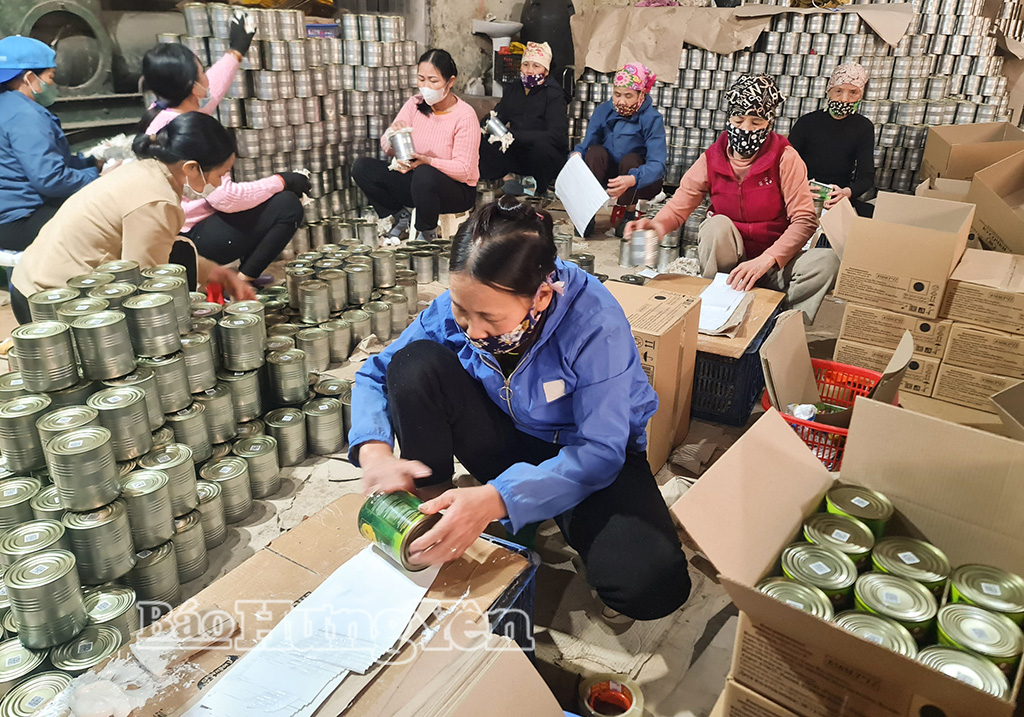 Công nhân Công ty TNHH Thành Yên (xã Hoàng Hoa Thám) hoàn thiện đóng gói sản phẩm nông sản chế biến xuất khẩu.