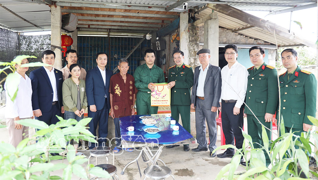 Lãnh đạo Bộ CHQS tỉnh thăm, tặng quà động viên thanh niên chuẩn bị nhập ngũ có hoàn cảnh khó khăn tại xã Tiên Tiến.
