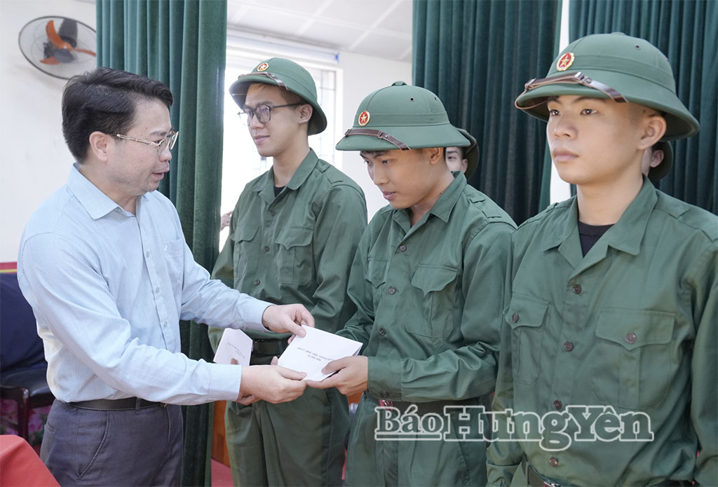 Lãnh đạo xã Châu Ninh tặng quà, động viên công dân lên đường nhập ngũ.