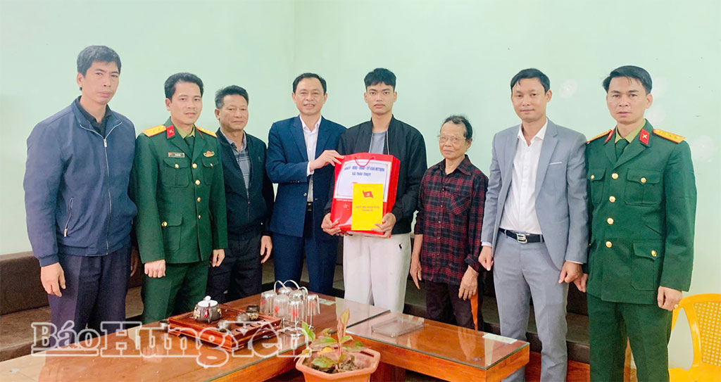 Lãnh đạo xã Thái Thụy tặng quà, động viên công dân lên đường nhập ngũ.