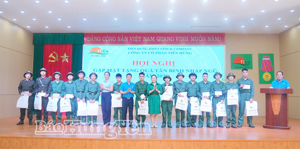 Công ty Cổ phần Tiên Hưng (xã Hoàng Hoa Thám) tặng quà khích lệ, động viên người lao động trúng tuyển NVQS hăng hái lên đường nhập ngũ.