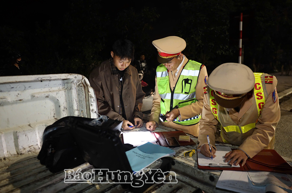 Lực lượng Cảnh sát giao thông lập biên bản xử lý vi phạm.