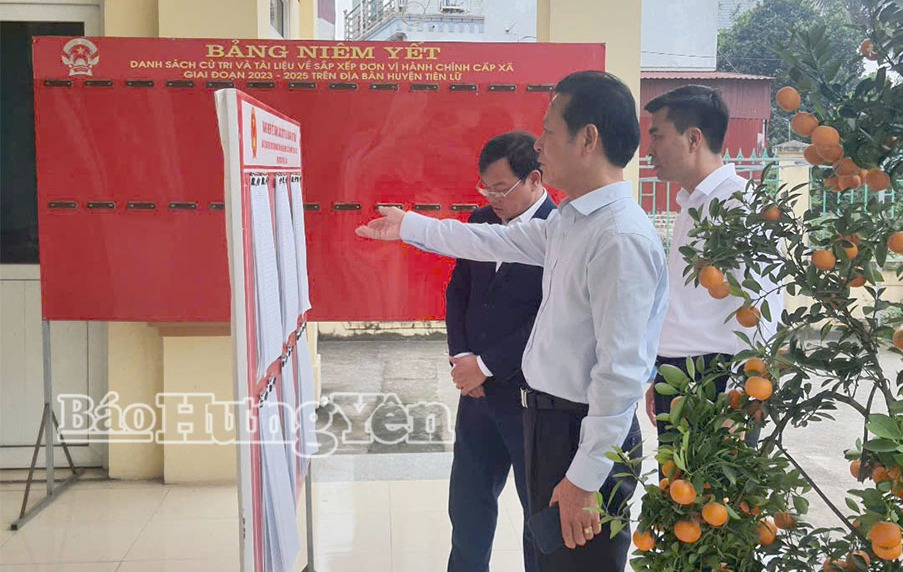 Lãnh đạo xã Hoàng Hoa Thám kiểm tra việc niêm yết danh sách cử tri tại khu vực bỏ phiếu số 4 thôn Tiên Xá.