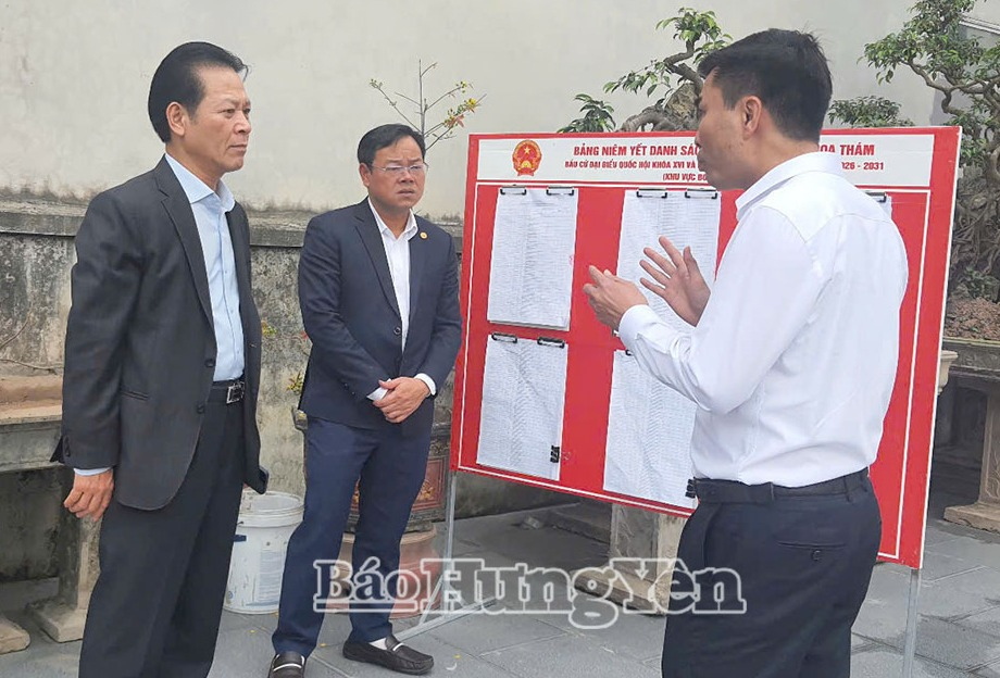 Lãnh đạo xã Hoàng Hoa Thám kiểm tra việc niêm yết danh sách cử tri tại khu vực bỏ phiếu số 2 thôn Hòa Bình.