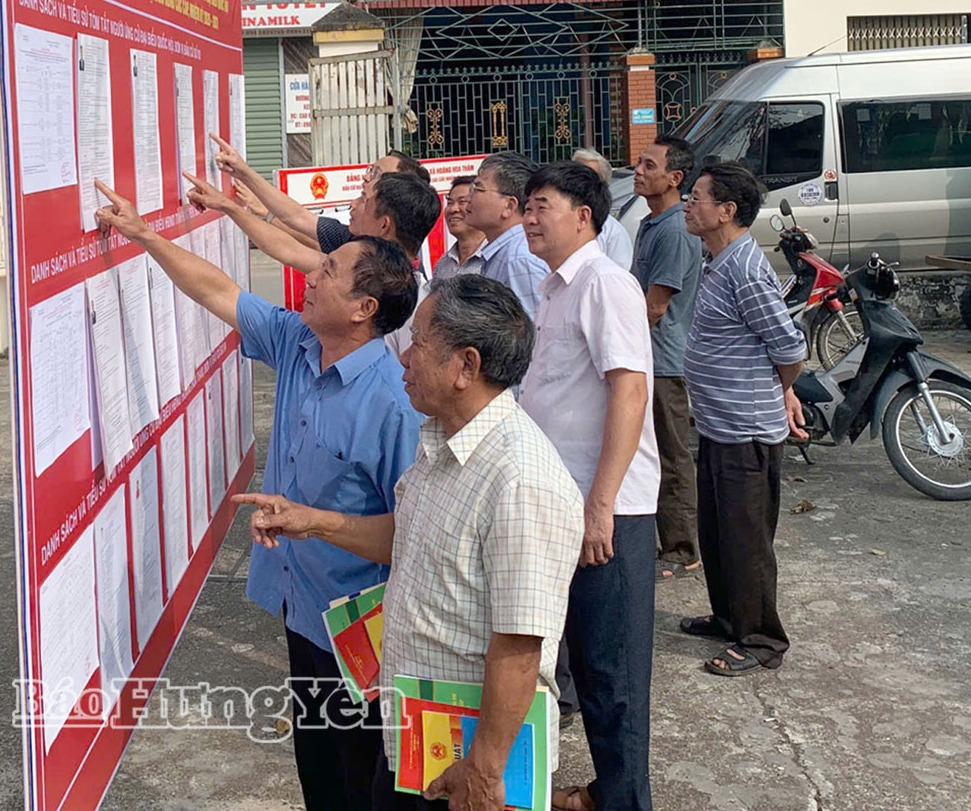 Cử tri xã Hoàng Hoa Thám nghiên cứu tiểu sử các ứng cử viên đại biểu HĐND các cấp nhiệm kỳ 2026 - 2031.