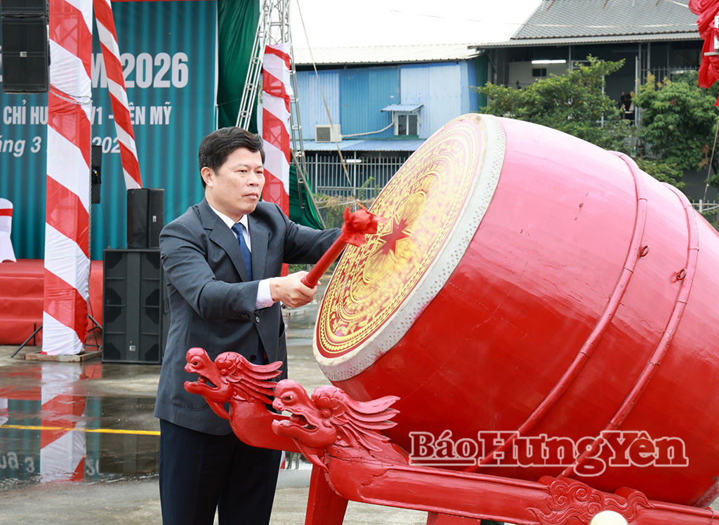 Đồng chí Trần Quốc Toản, Phó Bí thư Thường trực Tỉnh ủy, Chủ tịch Ủy ban MTTQ Việt Nam tỉnh nổi trống mở hội giao quân.