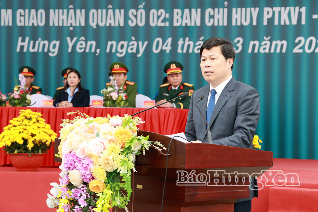 Đồng chí Trần Quốc Toản, Phó Bí thư Thường trực Tỉnh ủy, Chủ tịch Ủy ban MTTQ Việt Nam tỉnh phát biểu động viên các thanh niên lên đường nhập ngũ.