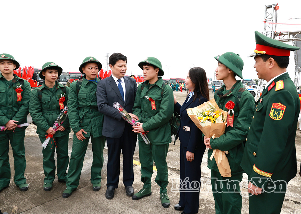 Đồng chí Trần Quốc Toản, Phó Bí thư Thường trực Tỉnh ủy, Chủ tịch Ủy ban MTTQ Việt Nam tỉnh cùng các đại biểu động viên các thanh niên lên đường nhập ngũ. 