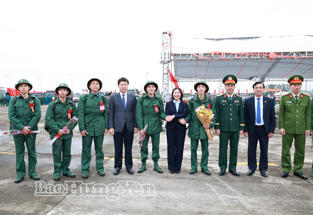 Đồng chí Trần Quốc Toản, Phó Bí thư Thường trực Tỉnh ủy, Chủ tịch Ủy ban MTTQ Việt Nam tỉnh và các đại biểu chụp ảnh lưu niệm cùng các tân binh.