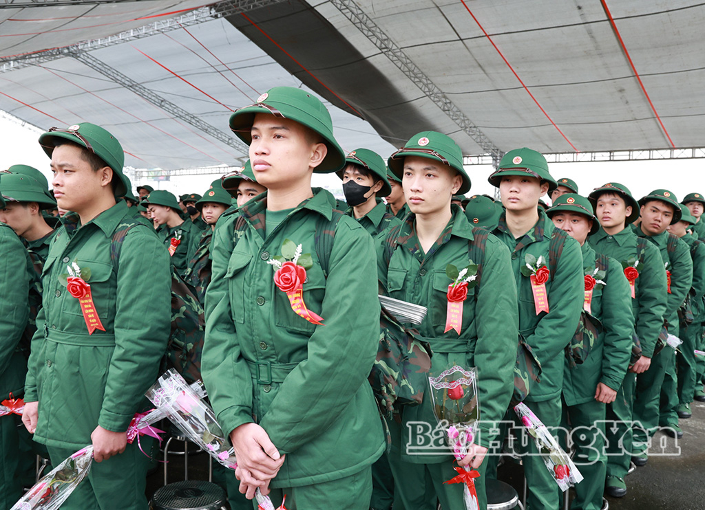 Các thanh niên trong ngày hội tòng quân.