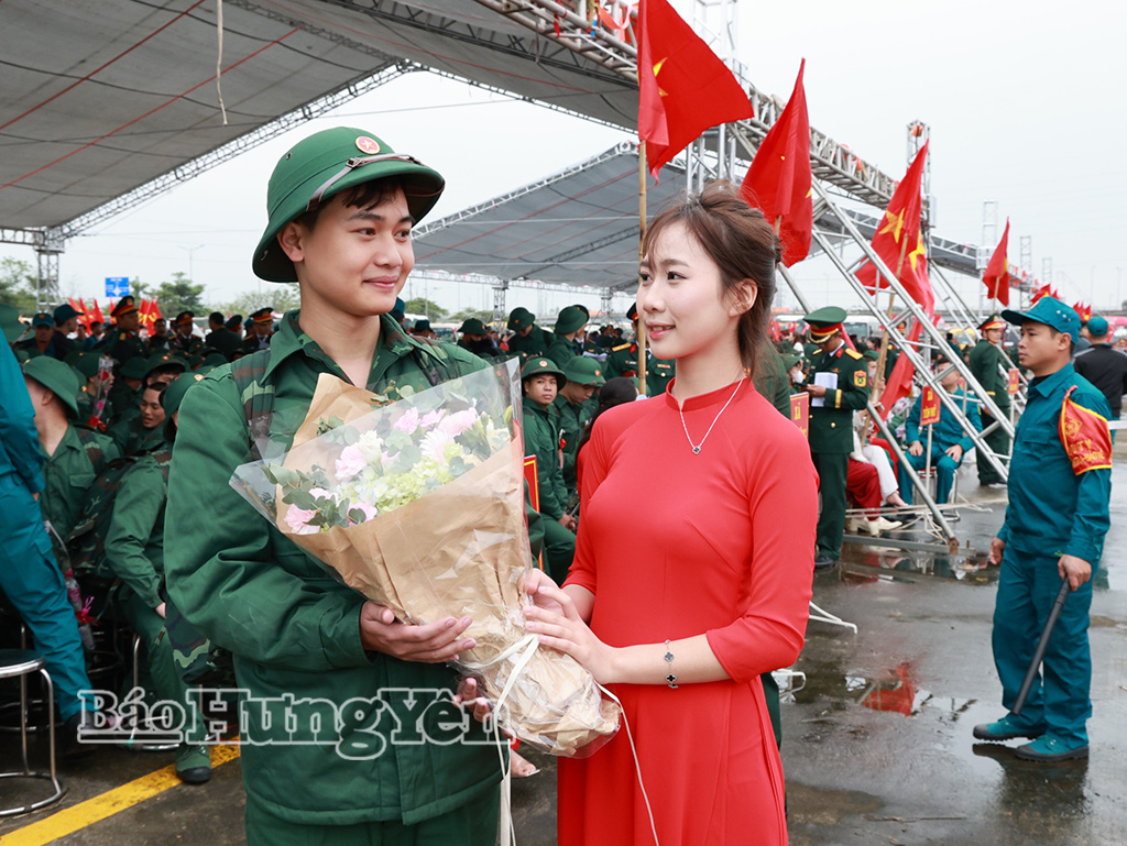 Người thân tặng hoa chúc mừng thanh niên lên đường nhập ngũ.