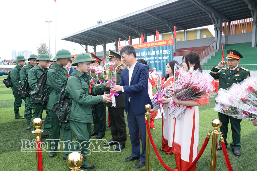 Đồng chí Lê Xuân Tiến, Ủy viên Ban Thường vụ Tỉnh ủy, Phó Chủ tịch Thường trực HĐND tỉnh tặng hoa tân binh.