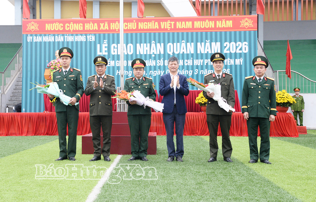 Lãnh đạo tỉnh tặng hoa đơn vị nhận quân.