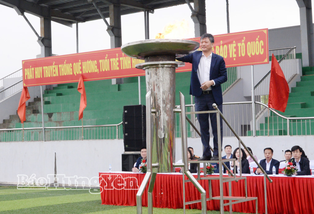 Đồng chí Lê Xuân Tiến, Ủy viên Ban Thường vụ Tỉnh ủy, Phó Chủ tịch Thường trực HĐND tỉnh thắp lửa truyền thống.