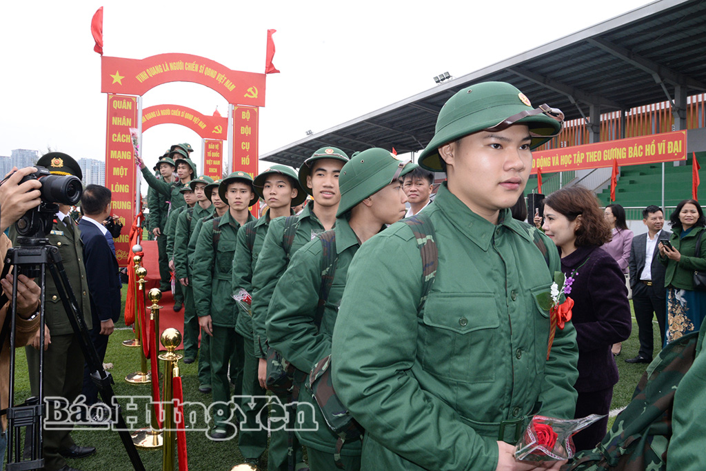 Các tân binh bước qua cầu vinh quang.