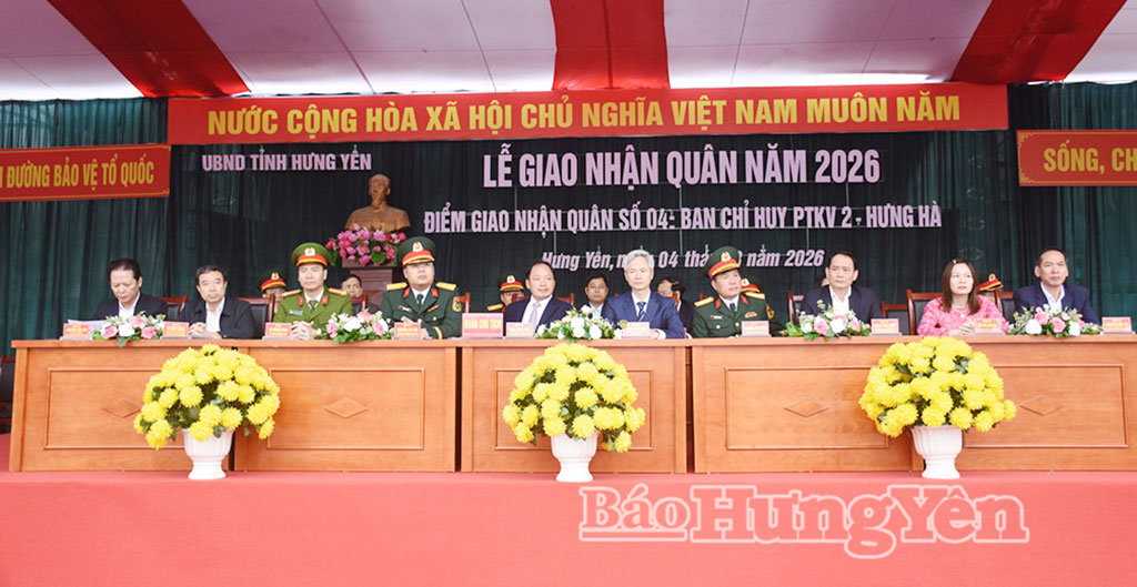 Các đại biểu dự lễ giao, nhận quân tại điểm giao, nhận quân số 4 (Quảng trường Nguyễn Văn Linh, phường Phố Hiến).