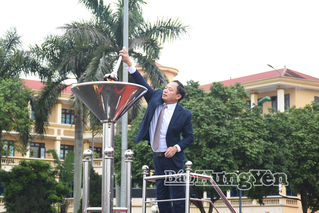 Đồng chí Trần Quốc Văn, Phó Bí thư Tỉnh ủy, Chủ tịch HĐND tỉnh thắp lửa truyền thống giao, nhận quân.