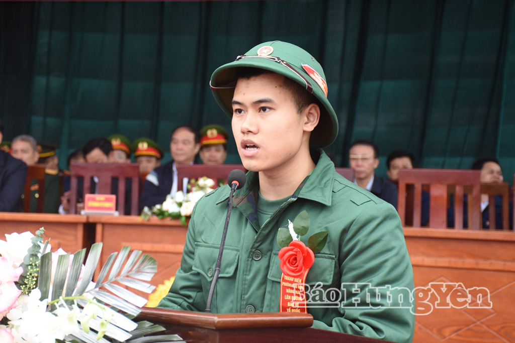 Đại diện thanh niên lên đường nhập ngũ phát biểu quyết tâm hoàn thành tốt nhiệm vụ được giao.