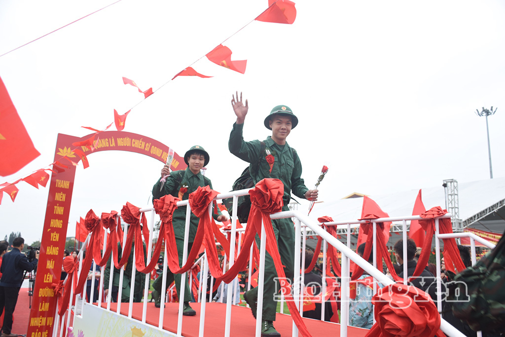 Các tân binh bước qua cầu vinh quang lên đường nhập ngũ.