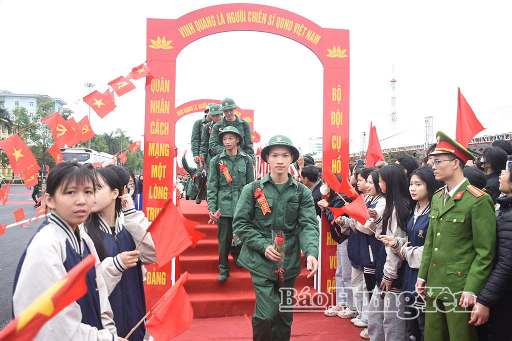 Tuổi trẻ Hưng Yên náo nức lên đường nhập ngũ.