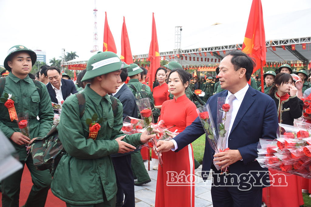 Đồng chí Trần Quốc Văn, Phó Bí thư Tỉnh ủy, Chủ tịch HĐND tỉnh tặng hoa, động viên thanh niên lên đường nhập ngũ.