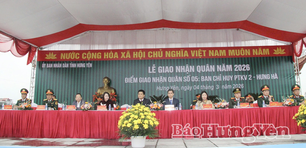 Các đại biểu dự lễ giao nhận quân tại Điểm giao nhận quân số 5: Ban Chỉ huy Phòng thủ khu vực 2 Hưng Hà.