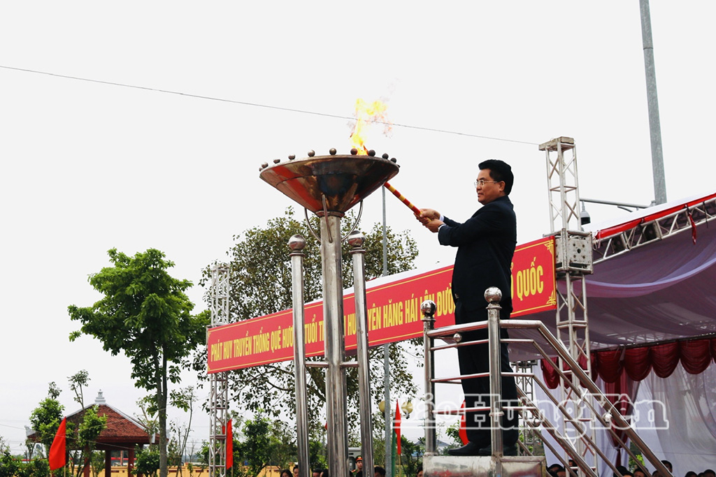Đồng chí Lê Quang Hòa, Ủy viên Ban Thường vụ Tỉnh ủy, Phó Chủ tịch UBND tỉnh thực hiện nghi thức thắp lửa truyền thống.