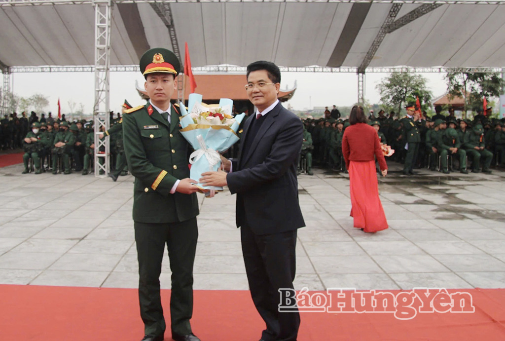 Đồng chí Lê Quang Hòa, Ủy viên Ban Thường vụ Tỉnh ủy, Phó Chủ tịch UBND tỉnh tặng hoa đơn vị giao nhận quân.