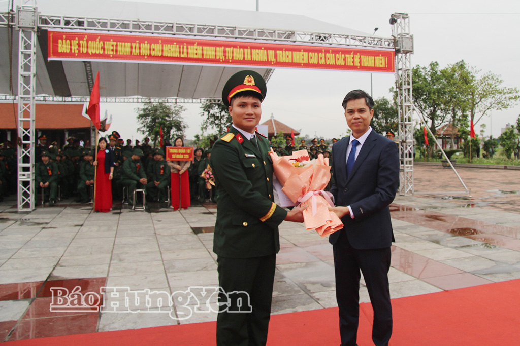 Đồng chí Nguyễn Văn Chiến, Ủy viên Ban Thường vụ, Trưởng ban Tuyên giáo và Dân vận Tỉnh ủy tặng hoa chúc mừng đơn vị nhận quân.