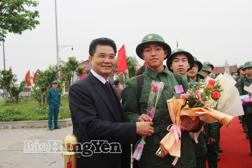 Đồng chí Lê Quang Hòa, Ủy viên Ban Thường vụ Tỉnh ủy, Phó Chủ tịch UBND tỉnh tặng hoa động viên thanh niên lên đường nhập ngũ.