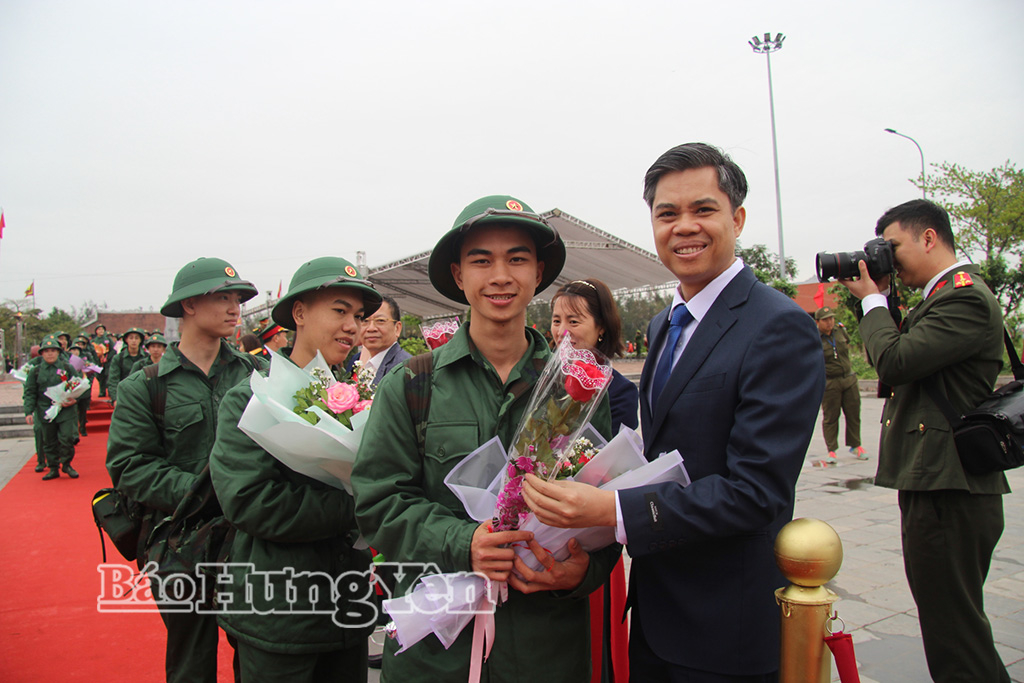 Đồng chí Nguyễn Văn Chiến, Ủy viên Ban Thường vụ, Trưởng ban Tuyên giáo và Dân vận Tỉnh ủy tặng hoa động viên thanh niên lên đường nhập ngũ.