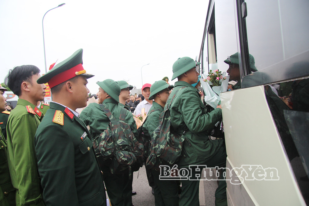 Thanh niên lên đường nhập ngũ.