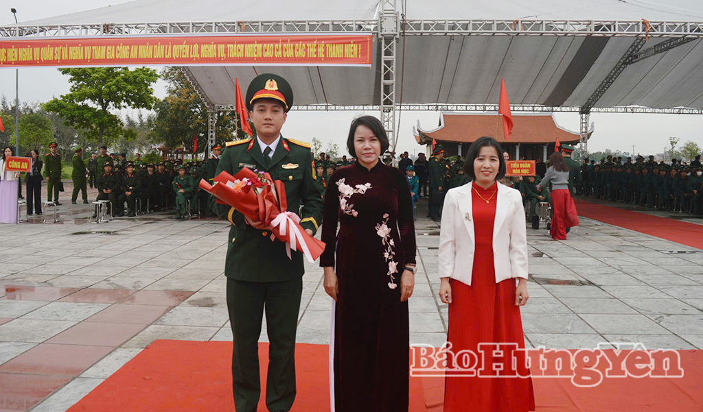 Đồng chí Quách Thị Hương, Ủy viên Ban Thường vụ Tỉnh ủy, Hiệu trưởng Trường Chính trị Nguyễn Văn Linh tặng hoa đơn vị nhận quân.