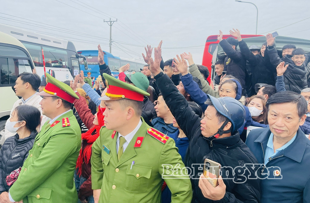 Nhân dân các địa phương tiễn thanh niên lên đường nhập ngũ.