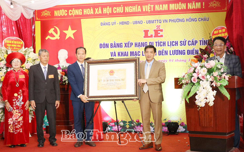 Lãnh đạo Sở Văn hóa, Thể thao và Du lịch trao Bằng xếp hạng di tích lịch sử cấp tỉnh cho đền Lương Điền.