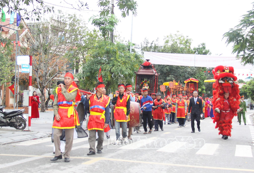 Lễ rước kiệu truyền thống tại lễ hội đền Lương Điền.