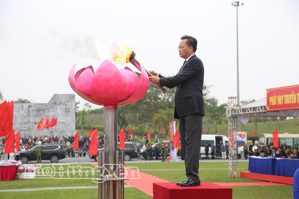 Đồng chí Nguyễn Hữu Nghĩa, Ủy viên Ban Chấp hành Trung ương Đảng, Bí thư Tỉnh ủy, Bí thư Đảng ủy Quân sự tỉnh thực hiện nghi thức thắp lửa truyền thống.