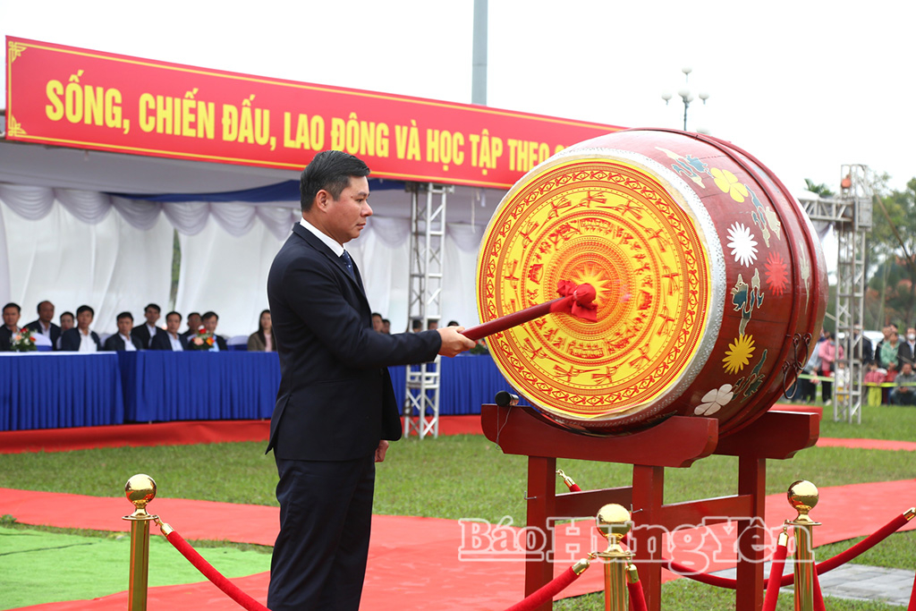 Đồng chí Nguyễn Lê Huy, Ủy viên Ban Thường vụ Tỉnh ủy, Phó Chủ tịch Thường trực UBND tỉnh thực hiện nghi thức đánh hồi trống tòng quân.