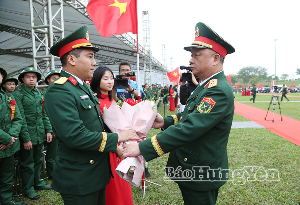 Thượng tướng Nguyễn Quang Ngọc, Ủy viên Ban Chấp hành Trung ương Đảng, Ủy viên Quân ủy Trung ương, Thứ trưởng Bộ Quốc phòng tặng hoa, động viên các đơn vị, đầu mối nhận quân.