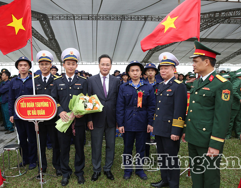 Đồng chí Nguyễn Hữu Nghĩa, Ủy viên Ban Chấp hành Trung ương Đảng, Bí thư Tỉnh ủy, Bí thư Đảng ủy Quân sự tỉnh tặng hoa, động viên các đơn vị, đầu mối nhận quân.