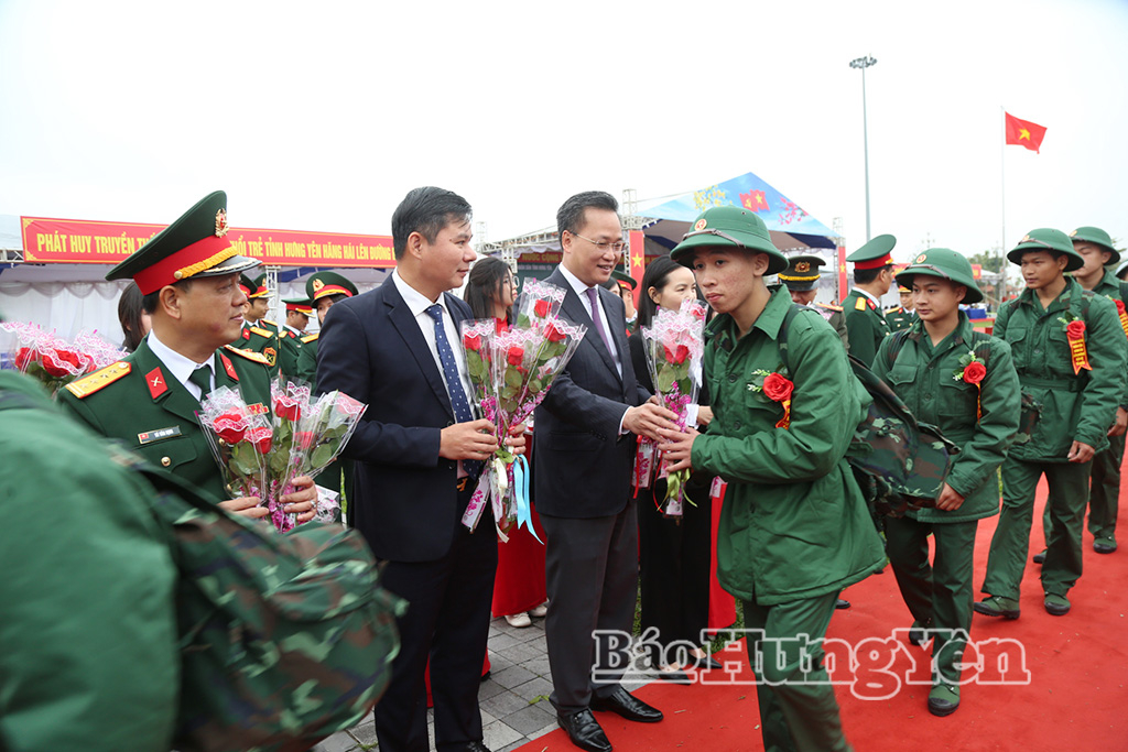 Đồng chí Nguyễn Hữu Nghĩa, Ủy viên Ban Chấp hành Trung ương Đảng, Bí thư Tỉnh ủy, Bí thư Đảng ủy Quân sự tỉnh và các đồng chí lãnh đạo tỉnh tặng hoa, động viên các tân binh lên đường nhập ngũ.