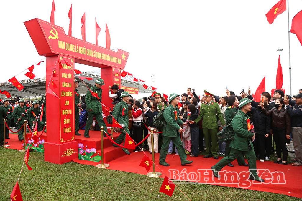 Các tân binh đi qua cổng vinh quang lên đường thực hiện nghĩa vụ thiêng liêng với Tổ quốc.