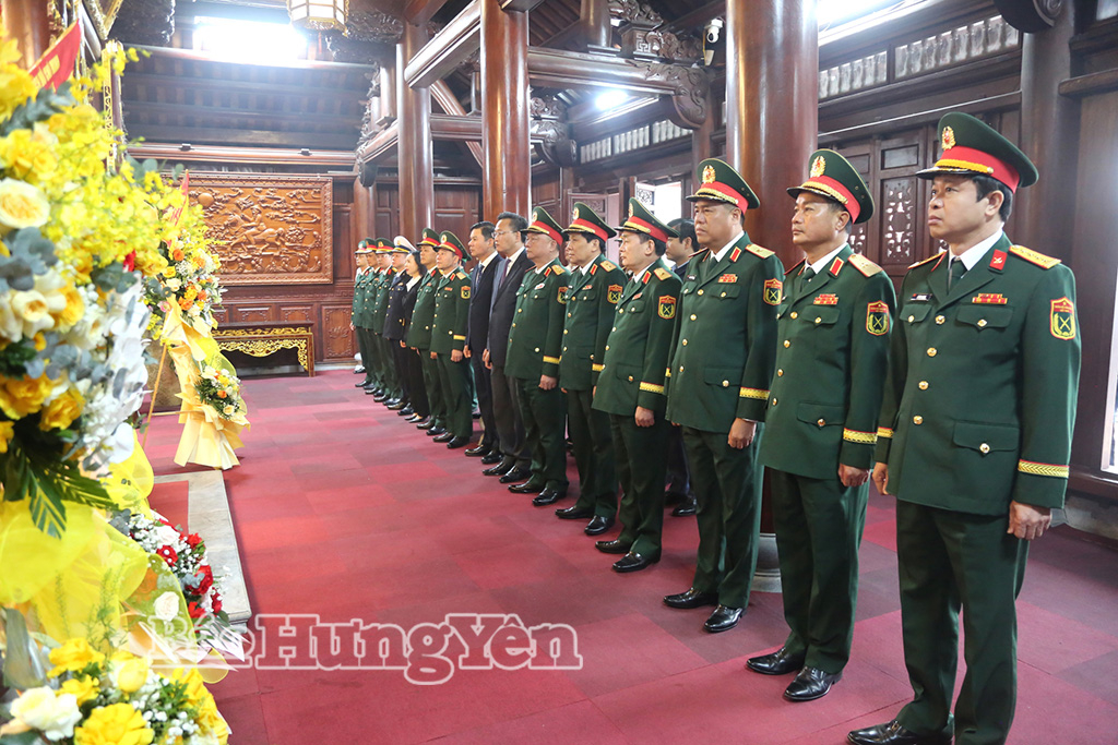 Các tân binh đi qua cổng vinh quang lên đường thực hiện nghĩa vụ thiêng liêng với Tổ quốc.