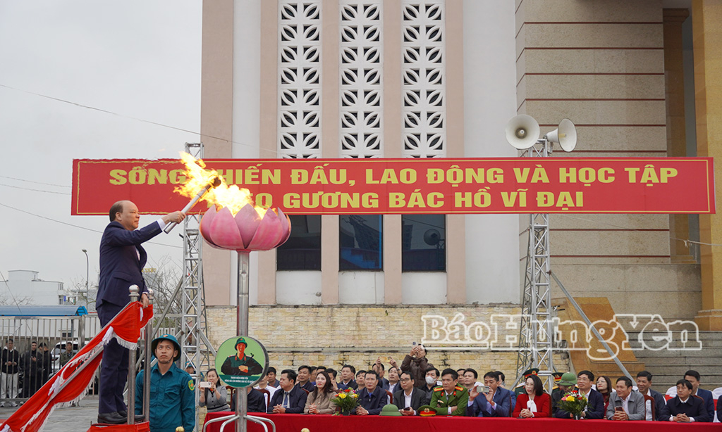  Đồng chí Phó Chủ tịch HĐND tỉnh Đặng Thanh Giang thắp lửa truyền thống ngày hội tuyển quân.